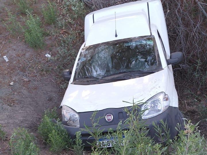 Chocaron dos vehículos y uno terminó en un zanjón, ¿por querer doblar en U? Chocaron dos vehículos y uno terminó en un zanjón, ¿por querer doblar en U?