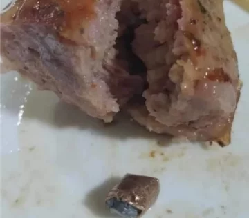 Macabra sorpresa: una familia comía asado y encontraron una bala adentro de un chorizo Macabra sorpresa: una familia comía asado y encontraron una bala adentro de un chorizo