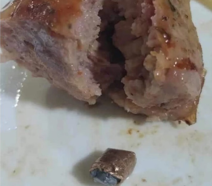 Macabra sorpresa: una familia comía asado y encontraron una bala adentro de un chorizo Macabra sorpresa: una familia comía asado y encontraron una bala adentro de un chorizo