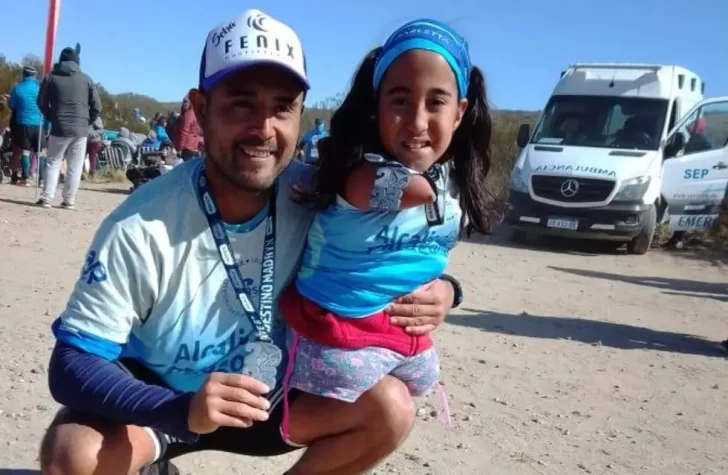 Nació sin brazos ni piernas y su padre le cumplió el deseo de correr una maratón Nació sin brazos ni piernas y su padre le cumplió el deseo de correr una maratón