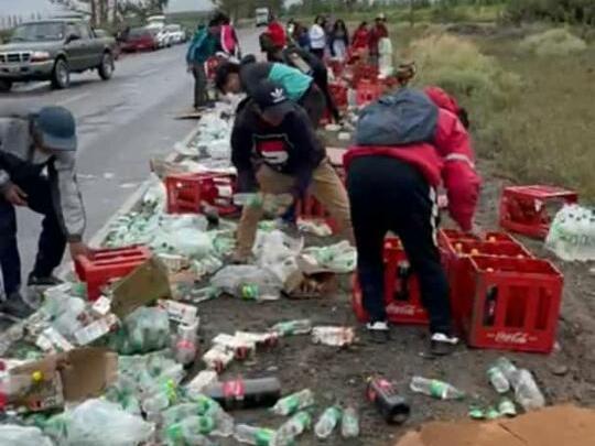 Se cayó un pallet con bebidas de un camión y la gente se apresuró a ‘rescatar’ la mercadería Se cayó un pallet con bebidas de un camión y la gente se apresuró a ‘rescatar’ la mercadería