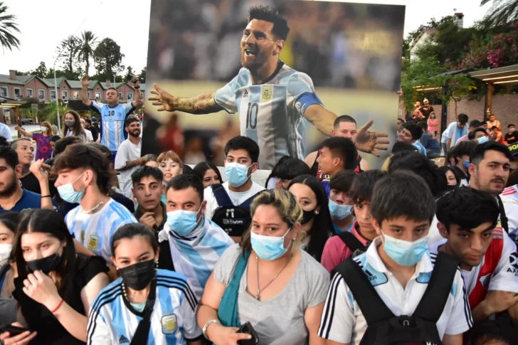 Una multitud esperó a la Selección: las historias del fanatismo por la albiceleste Una multitud esperó a la Selección: las historias del fanatismo por la albiceleste