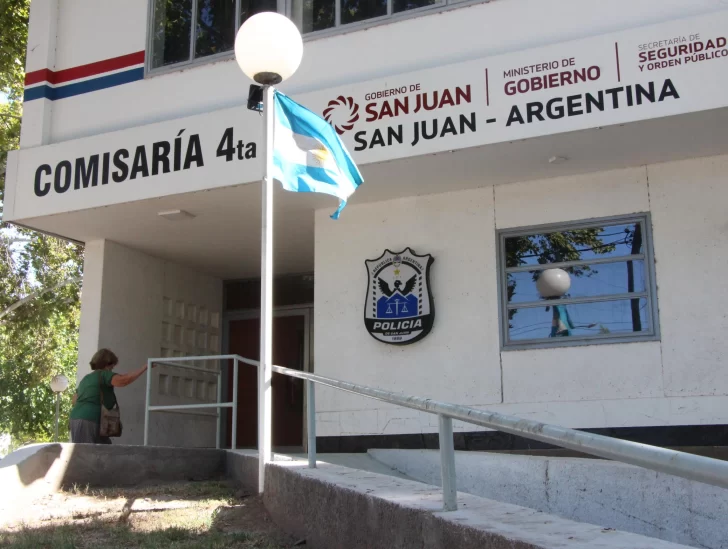 Un motociclista chocó contra un auto y tuvo que ser hospitalizado Un motociclista chocó contra un auto y tuvo que ser hospitalizado