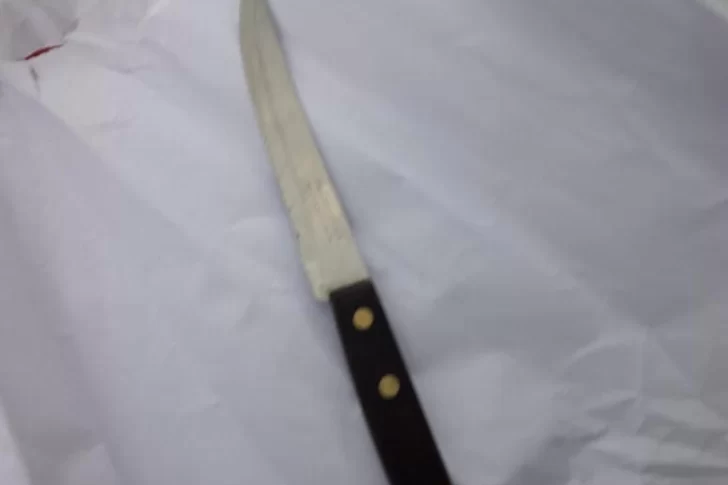 Porque no encontraba sus auriculares, una joven amenazó con un cuchillo a su madre