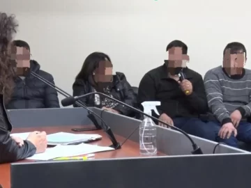 Menor complicó a 6 policías por golpearlo porque les robó 2 cascos en una seccional Menor complicó a 6 policías por golpearlo porque les robó 2 cascos en una seccional