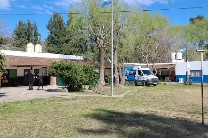 Un chico de 14 hirió a una docente y a una chica a machetazos