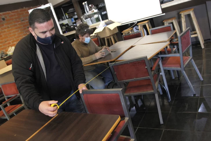 Restoranes: esperan que los comensales se acostumbren a salir a cenar más temprano