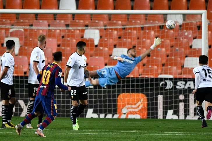Con un doblete de Lionel Messi, Barcelona mantiene su ilusión