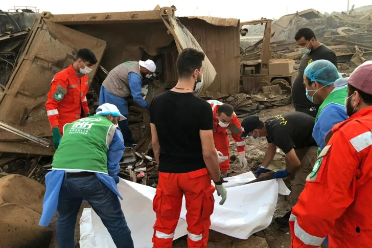 En Beirut buscan a supervivientes de la explosión removiendo ruinas