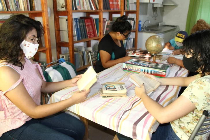 Una biblioteca abre sucursales para que más chicos utilicen los libros gratis