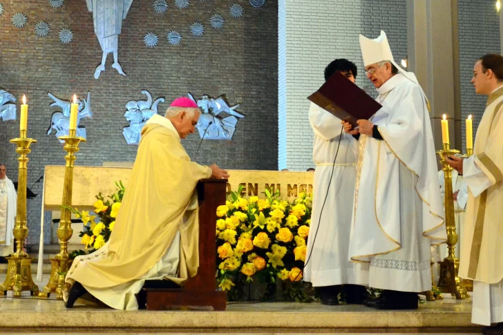 Lozano asumió en medio de la emoción de su familia y amigos