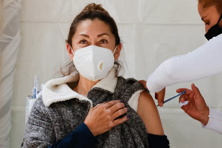 La OMS aprueba de emergencia dos versiones de vacuna de AstraZeneca