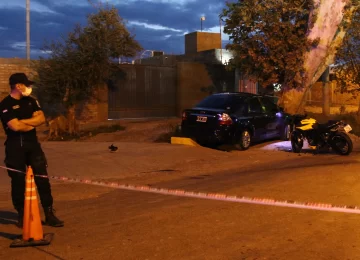 Viajaba rápido en moto y sin casco, chocó de atrás a un auto que quiso girar y falleció