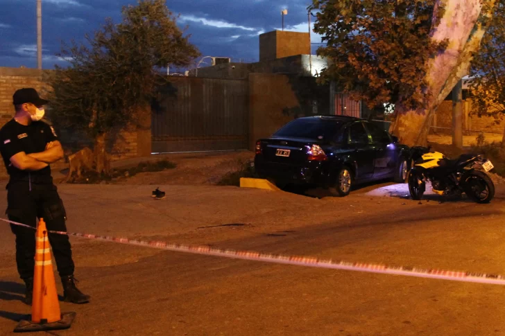 Viajaba rápido en moto y sin casco, chocó de atrás a un auto que quiso girar y falleció