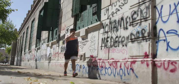 Antes de julio quieren ponerle las rejas a la Normal Superior Sarmiento para protegerla Antes de julio quieren ponerle las rejas a la Normal Superior Sarmiento para protegerla