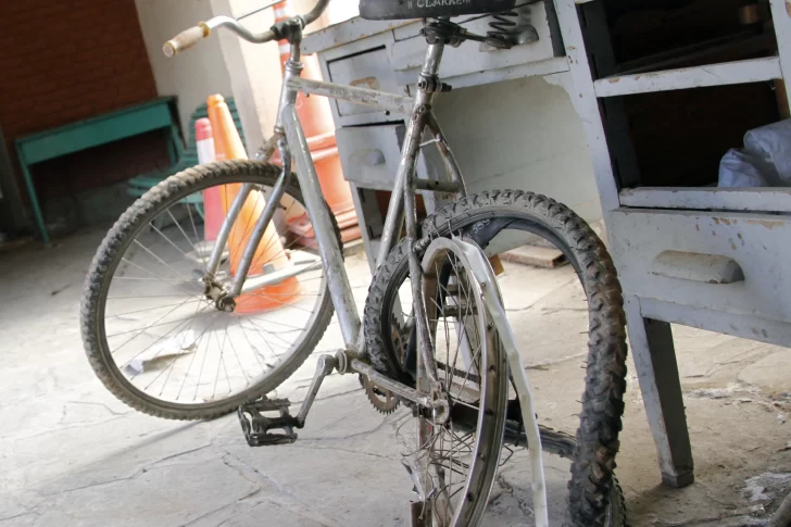 Un ciclista muerto, dos automovilistas presos y versiones cruzadas: ¿corrían una picada?