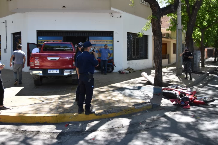 Bronca en la familia de motociclista que está grave por un choque en una esquina céntrica