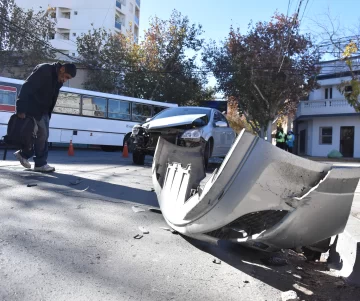 No frenó y chocó a un micro No frenó y chocó a un micro