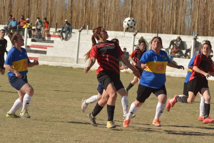 Iglesia volvió al juego, y la acción en Albardón no para