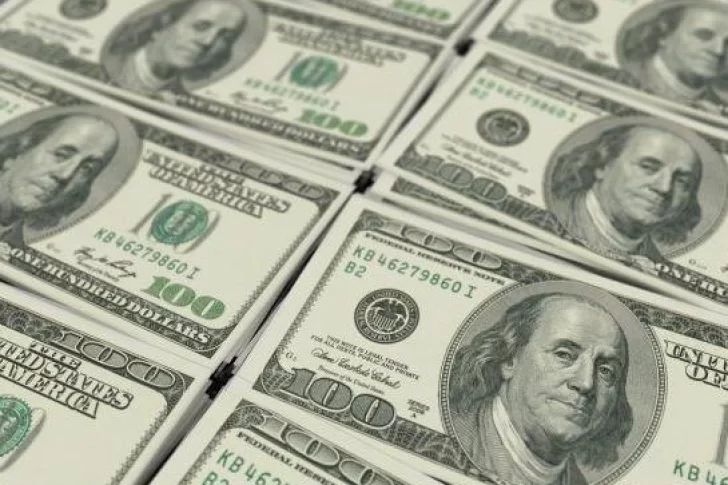 El dólar contado con liqui bajó más de 2 pesos, el blue subió uno, y el oficial fue estable