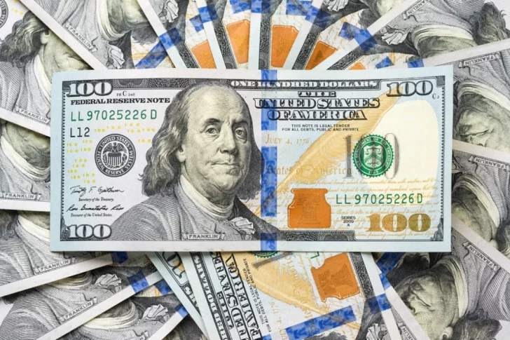 El dólar blue cayó $5 pero en los últimos 31 días avanzó $185