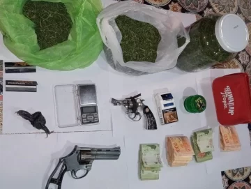 Detuvieron a un sujeto de 25 años y le secuestraron armas de fuego, dinero y droga Detuvieron a un sujeto de 25 años y le secuestraron armas de fuego, dinero y droga