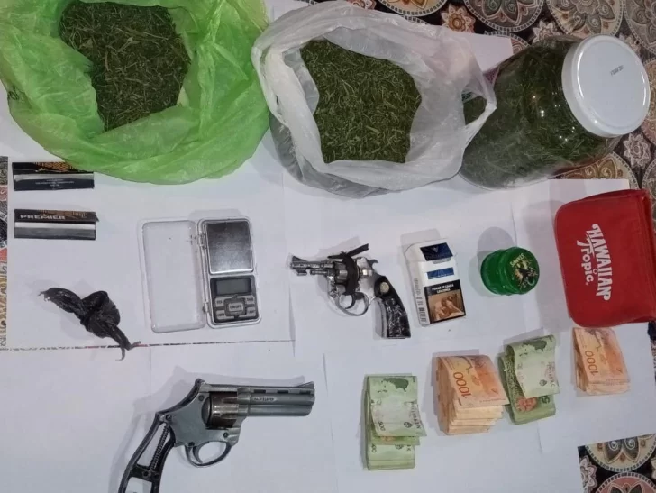 Detuvieron a un sujeto de 25 años y le secuestraron armas de fuego, dinero y droga Detuvieron a un sujeto de 25 años y le secuestraron armas de fuego, dinero y droga