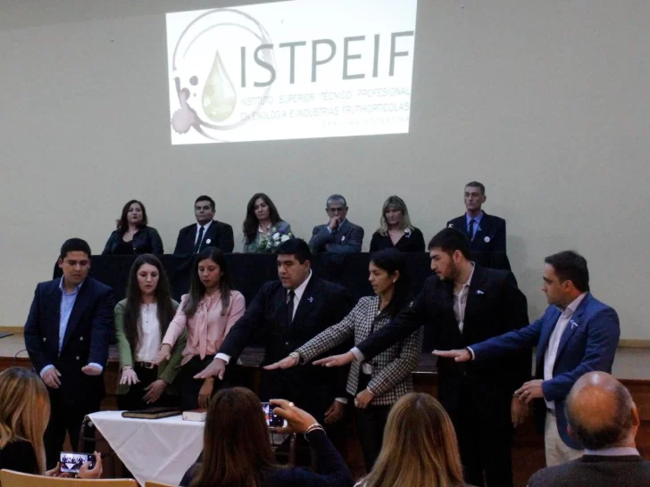 Colación de grados en el INES