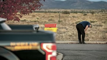 El FBI concluyó que Alec Baldwin sí apretó el gatillo del revólver que mató a su compañera