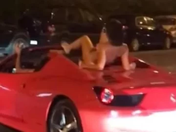 Paseó a mujer desnuda arriba de su Ferrari y podría pagar hasta 500 euros de multa
