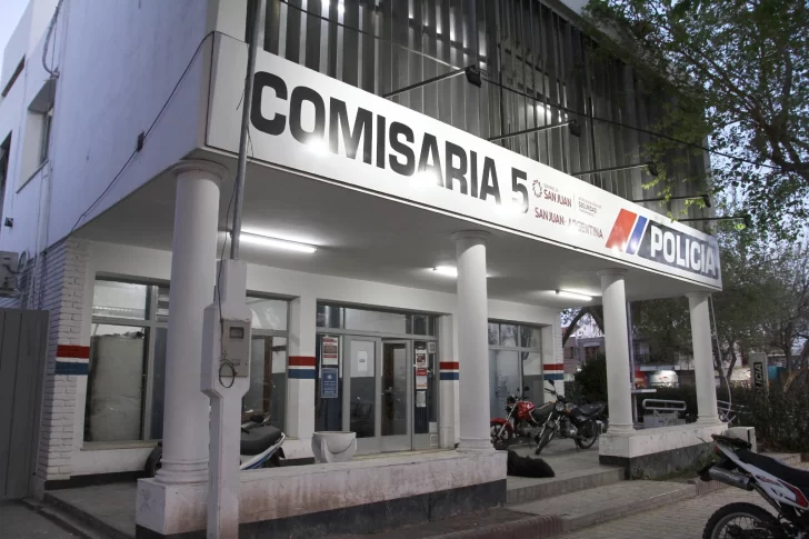 Denunció una detención ilegal y que policías le robaron $830 mil