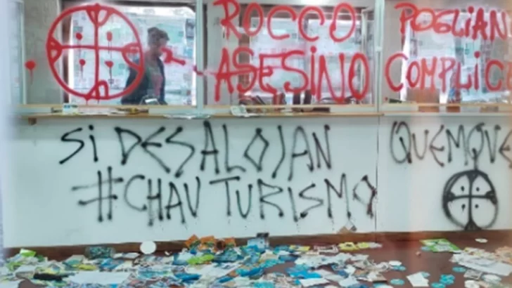 Encapuchados destrozaron la Oficina de Turismo de El Bolsón Encapuchados destrozaron la Oficina de Turismo de El Bolsón