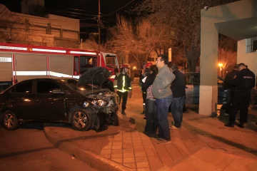Tremendo choque en Libertador y Caseros dejó dos autos en la vereda Tremendo choque en Libertador y Caseros dejó dos autos en la vereda