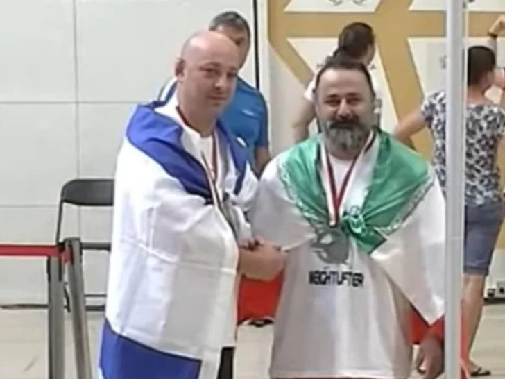 Irán suspende de por vida a deportista por estrechar la mano a competidor israelí Irán suspende de por vida a deportista por estrechar la mano a competidor israelí