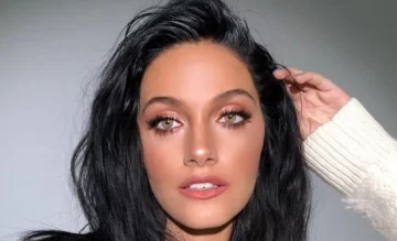 Oriana Sabatini abrió la temporada de las microbikinis “taparrabo” y llamó la atención un detalle íntimo