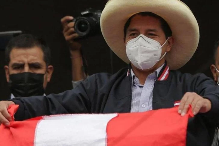 Con las últimas mesas a escrutar, Pedro Castillo supera a Keiko Fujimori