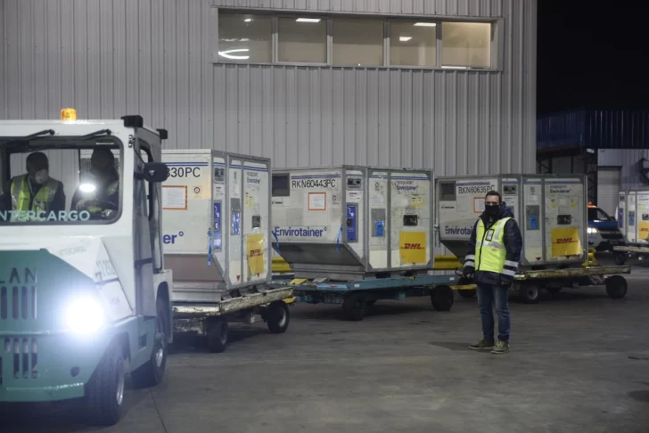 Llegaron a Argentina más de 1,4 millones de dosis de Astrazeneca y Sputnik V Llegaron a Argentina más de 1,4 millones de dosis de Astrazeneca y Sputnik V