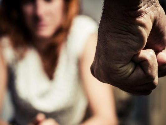 Amagó a marcharse pero volvió, en actitud violenta: zamarreó a su pareja y fue condenado Amagó a marcharse pero volvió, en actitud violenta: zamarreó a su pareja y fue condenado