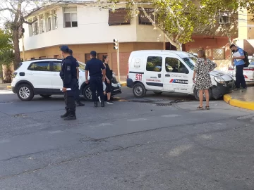 Móvil policial casi termina en la vereda tras chocar con un auto en un cruce con semáforos Móvil policial casi termina en la vereda tras chocar con un auto en un cruce con semáforos