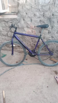 Quisieron asaltar a un vendedor ambulante y, por defenderse, chocó y destruyó su bici