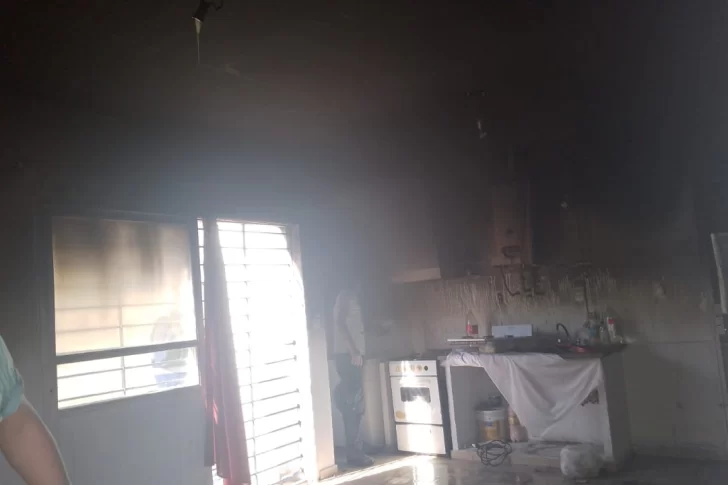 Un cortocircuito generó un incendio que arrasó con todo en una casa del Bº Valle Grande