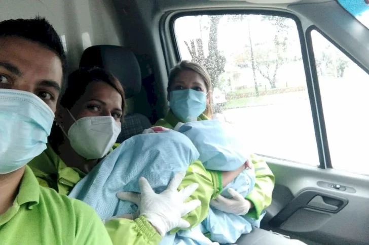 Fue al médico por un dolor de panza y dio a luz a gemelos