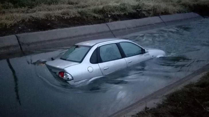 Perdió el control de su auto y terminó en el canal Perdió el control de su auto y terminó en el canal