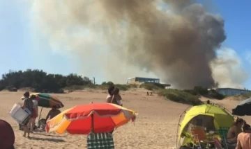 Un incendio forestal sorprendió a los turistas en Villa Gesell Un incendio forestal sorprendió a los turistas en Villa Gesell