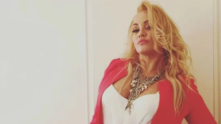 De espalda y agachada: la foto que María Eugenia Ritó tuvo que editar para evitar la censura