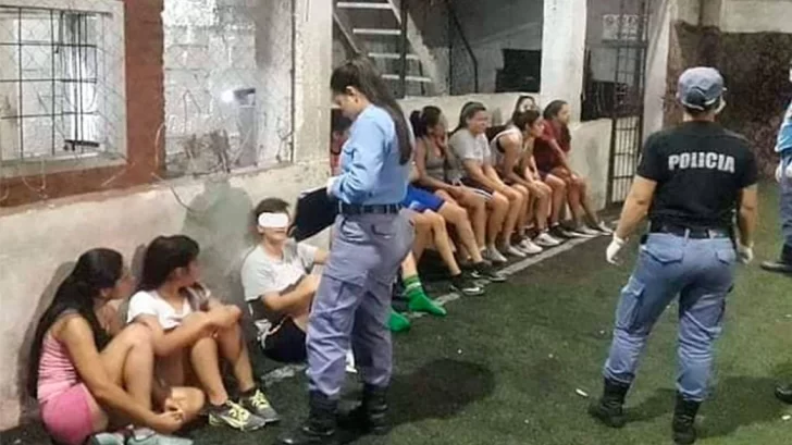 Detuvieron a 11 mujeres por violar la cuarentena para ir a jugar al fútbol Detuvieron a 11 mujeres por violar la cuarentena para ir a jugar al fútbol
