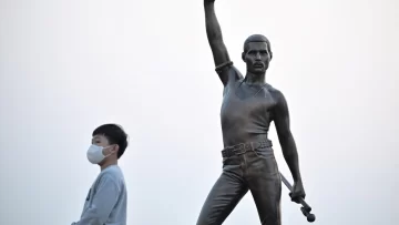 Instalaron en Corea del Sur una estatua de Freddie Mercury tamaño real Instalaron en Corea del Sur una estatua de Freddie Mercury tamaño real
