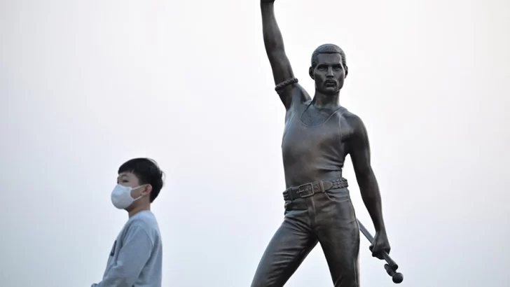 Instalaron en Corea del Sur una estatua de Freddie Mercury tamaño real Instalaron en Corea del Sur una estatua de Freddie Mercury tamaño real