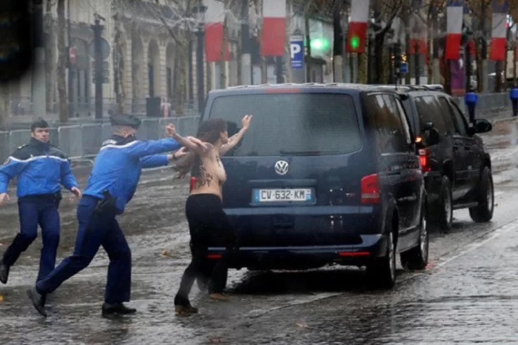 Una activista de Femen protestó en topless durante la caravana de Donald Trump