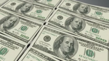 El dólar “turista” bajó luego de dos meses y cerró a $98,88